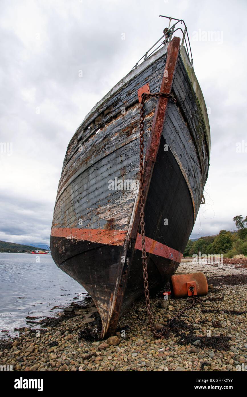 La vecchia barca da pesca sulla costa di Loch Linnhe, vicino a Fort William , Higland scozzese, Regno Unito Foto Stock