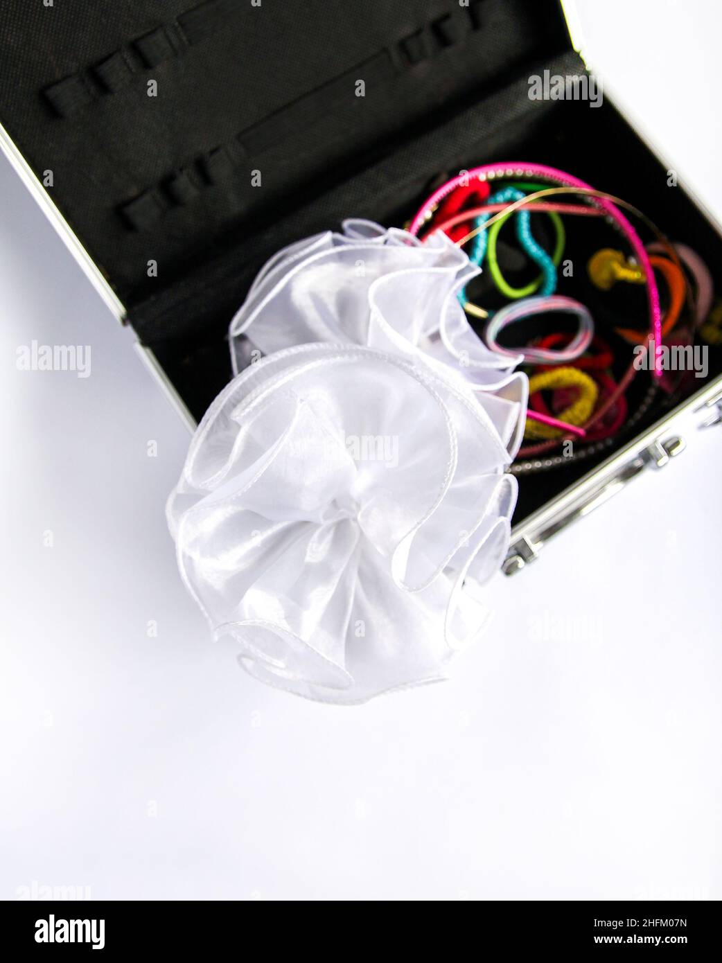 Accessori donna in scatola. Spilli e perline. Foto Stock