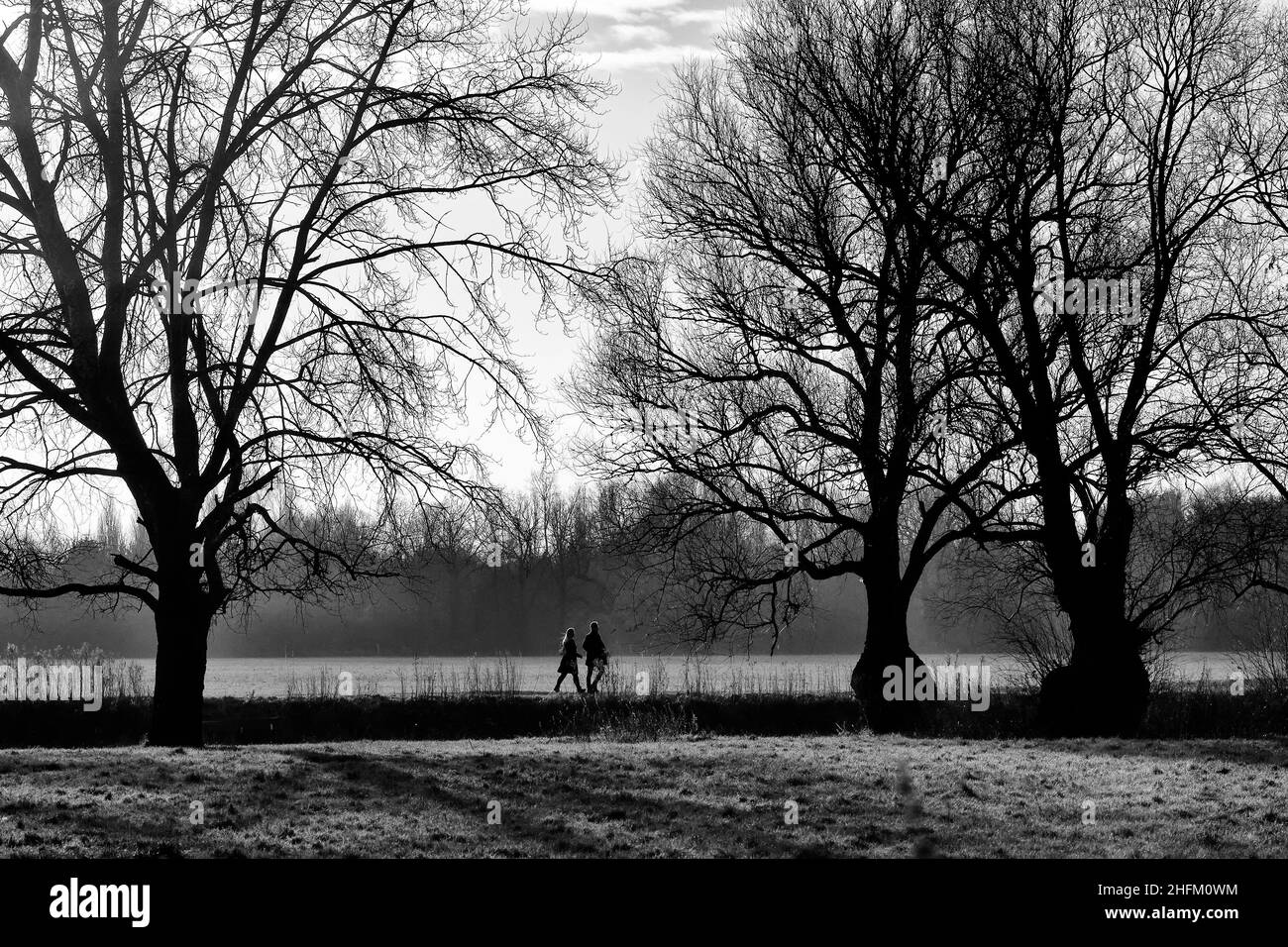 Una passeggiata lungo il fiume Foto Stock