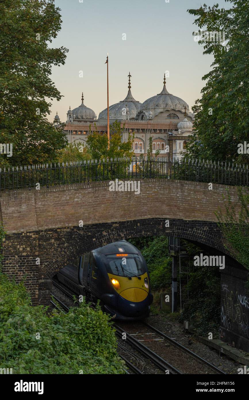 Il Sikh Gurdwara e un treno sulla linea ferroviaria a Gravesend Kent Foto Stock