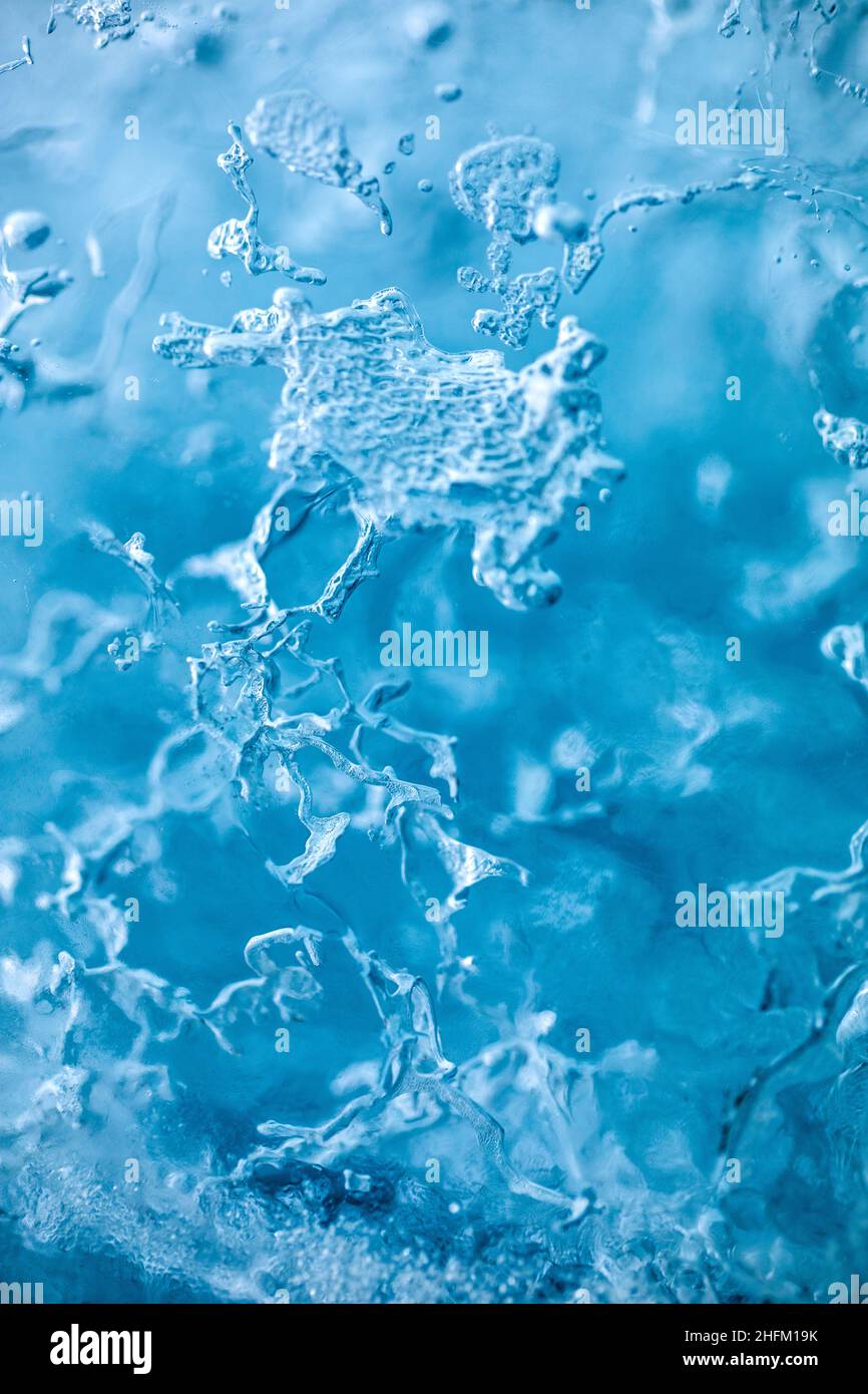 bolle d'aria intrappolate all'interno di un ghiacciaio ghiacciato Foto Stock