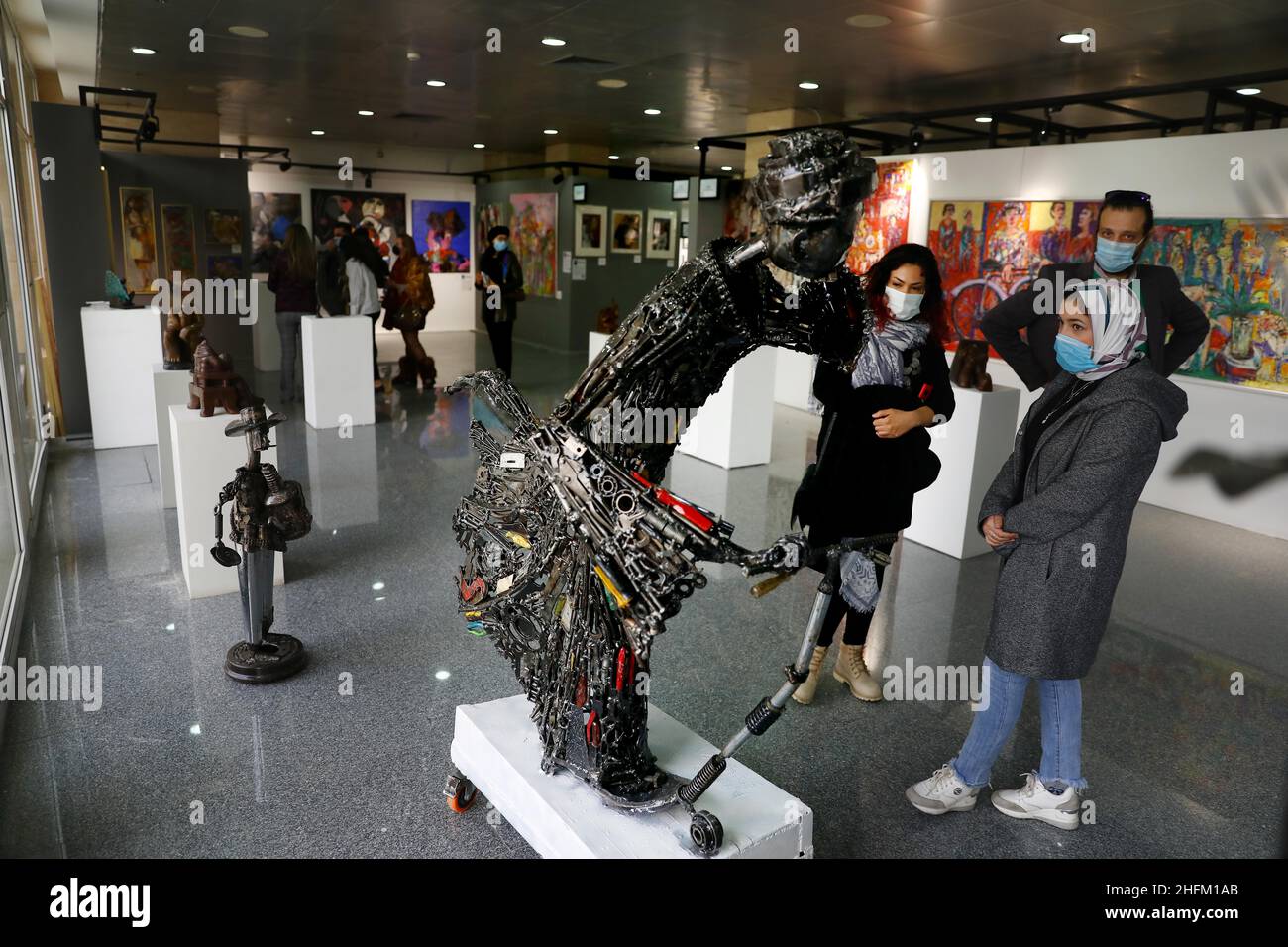 (220117) -- CAIRO, 17 gennaio 2022 (Xinhua) -- la gente visita una mostra d'arte durante il Forum d'Arte Mondiale d'Egitto del 1st al Cairo, Egitto, il 16 gennaio 2022. (Xinhua/Ahmed Gomaa) Foto Stock