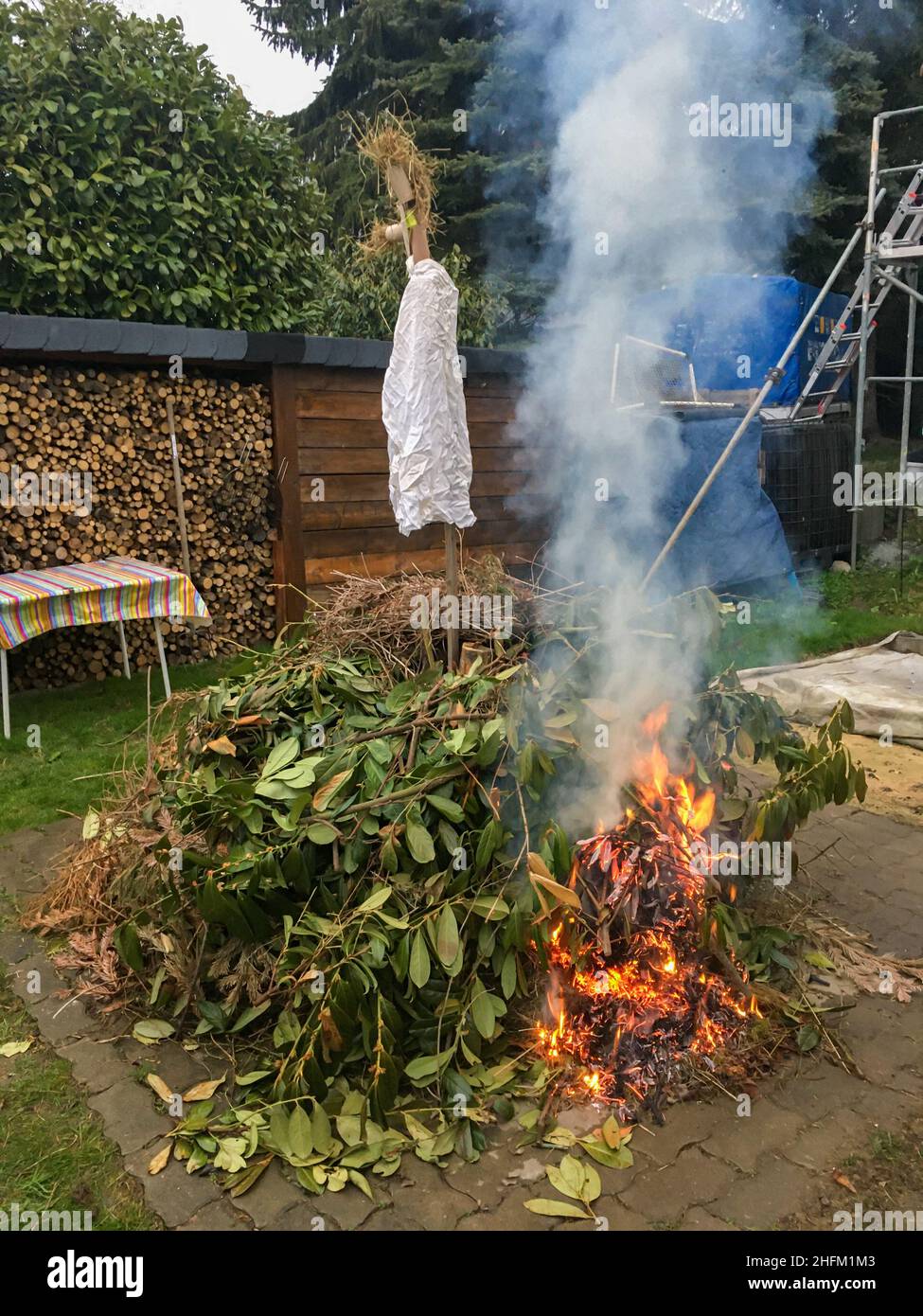 incendio nel giardino riciclaggio rifiuti Foto Stock