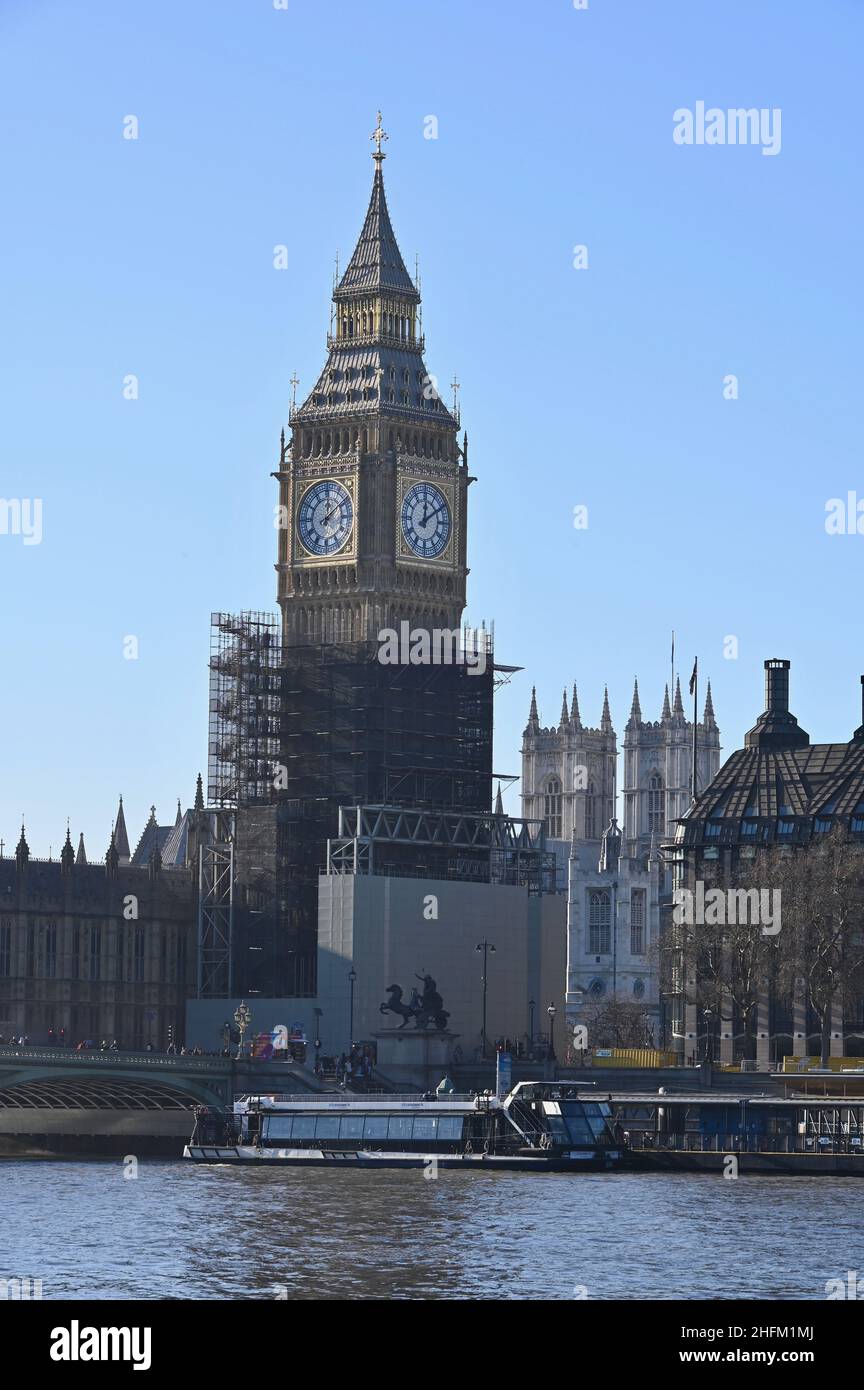 Londra, Regno Unito. Big ben continua a stupire i visitatori di Londra, mentre il ponteggio viene rimosso oltre quattro anni di ristrutturazione. Il famoso quadrante dell'orologio di 160 anni fa di Londra ora risplende al sole. Il rimanente impalcatura sarà completamente rimosso nei mesi di inizio con le campane in programma per riprendere il loro regolare colpo in primavera. Credit: michael melia/Alamy Live News Foto Stock