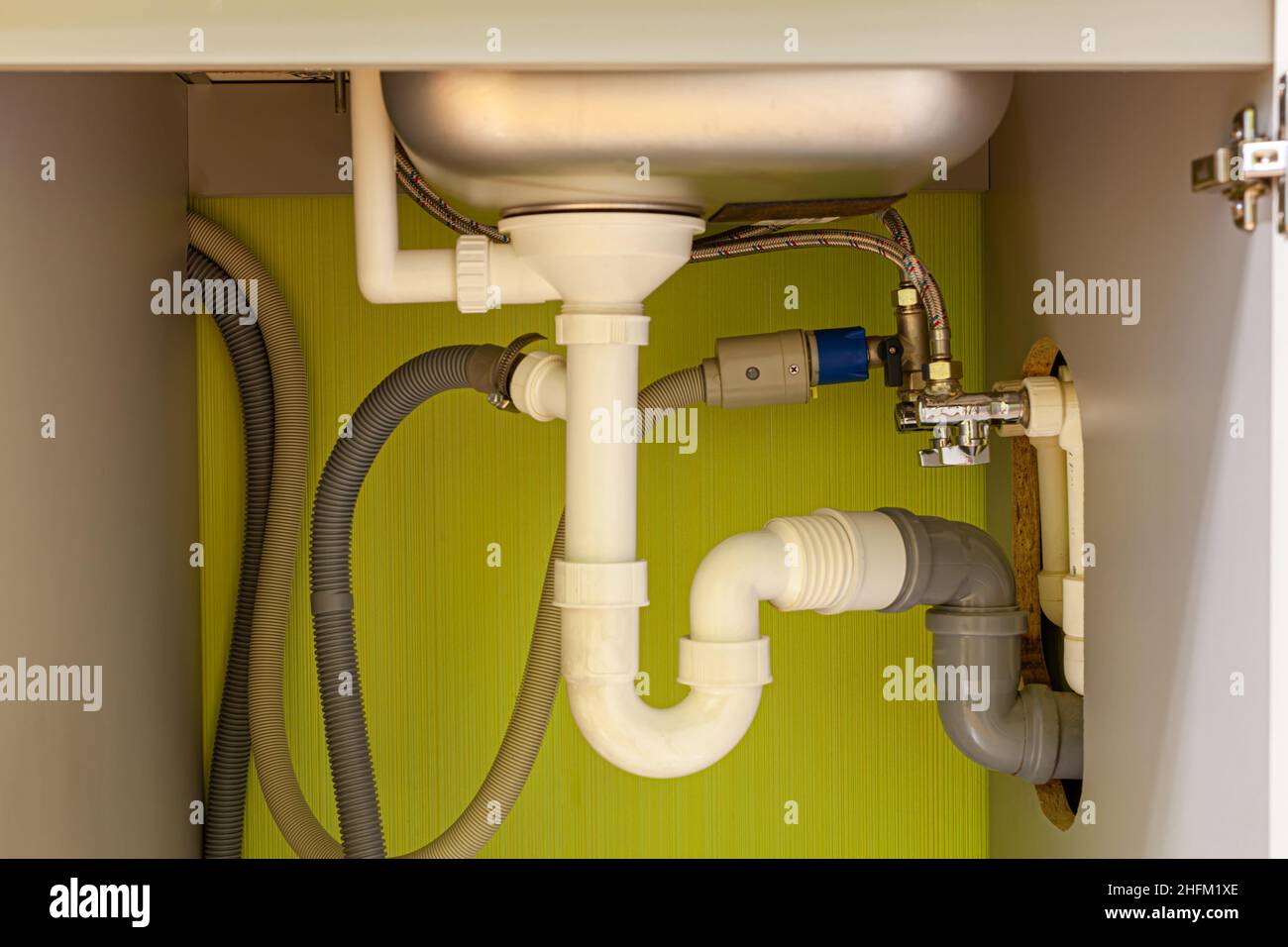 tubi di scarico sotto il lavandino nel mobile della cucina. Foto di alta  qualità Foto stock - Alamy