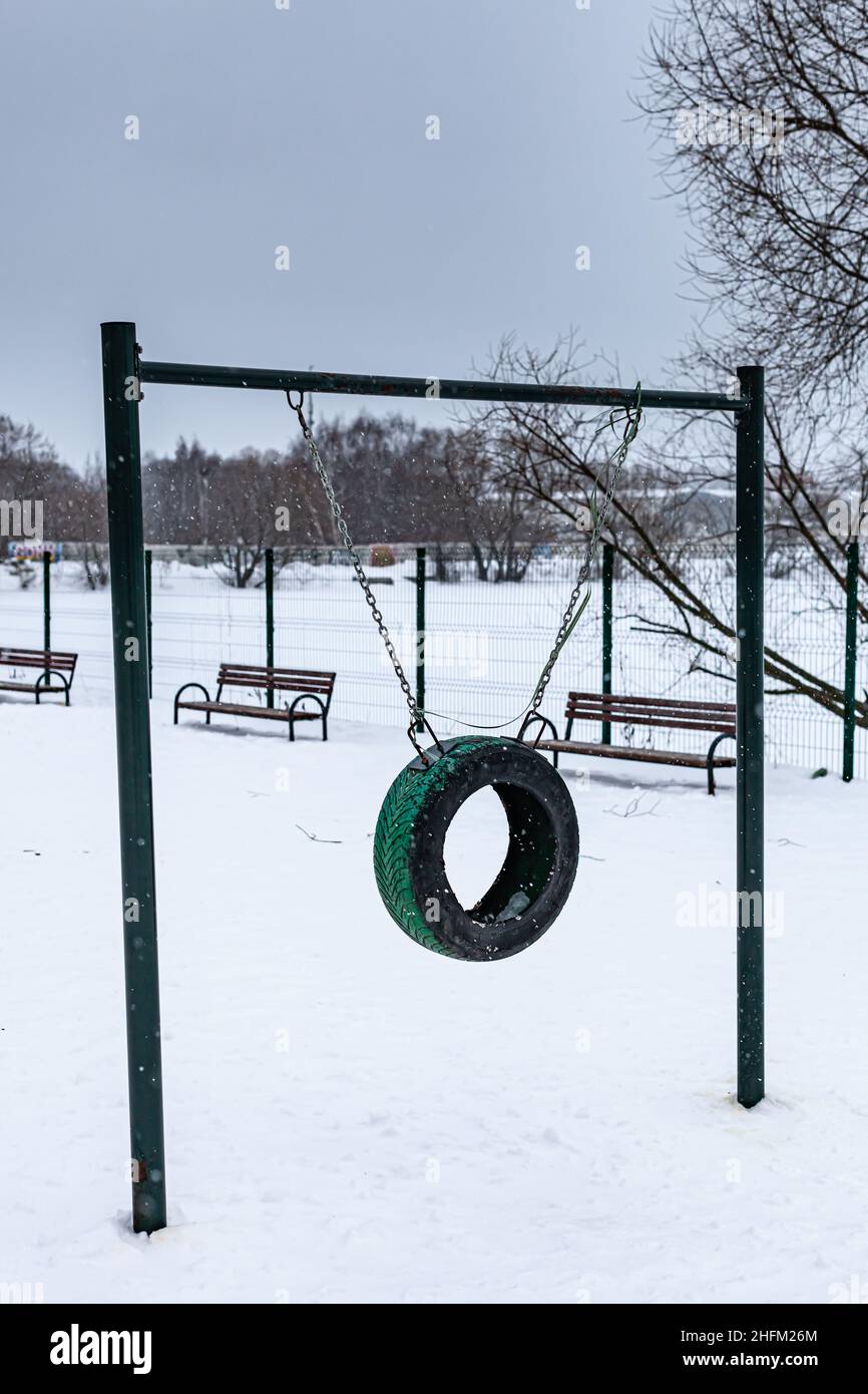 barriera sotto forma di pneumatico in gomma sospeso sul parco giochi per cani. Foto di alta qualità Foto Stock