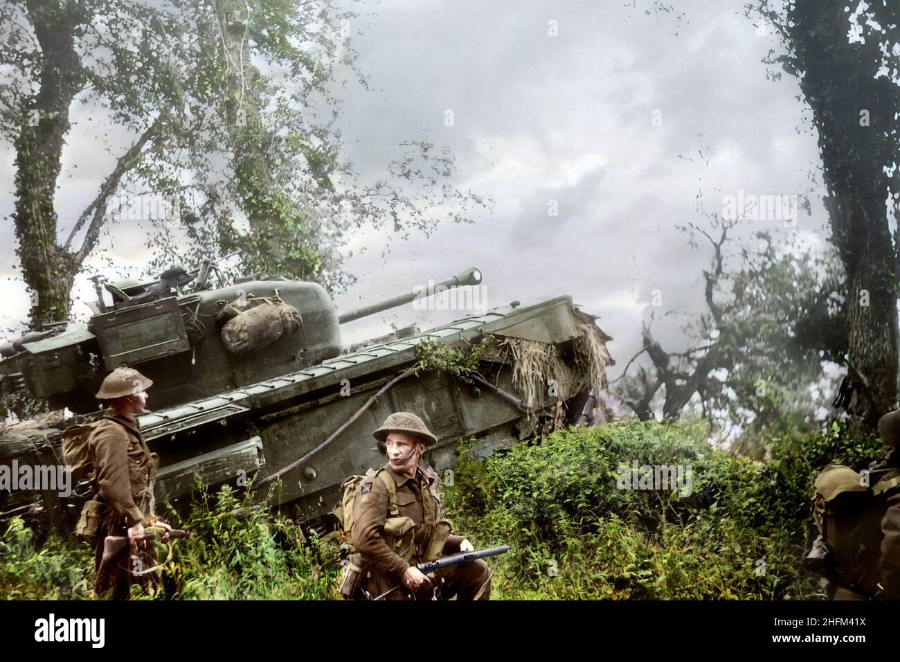 Soldati britannici del Battaglione del 8th, i Royal Scots avanzano con Churchills del Royal Tank Regiment del 7th sulla città di Caen. Foto Stock