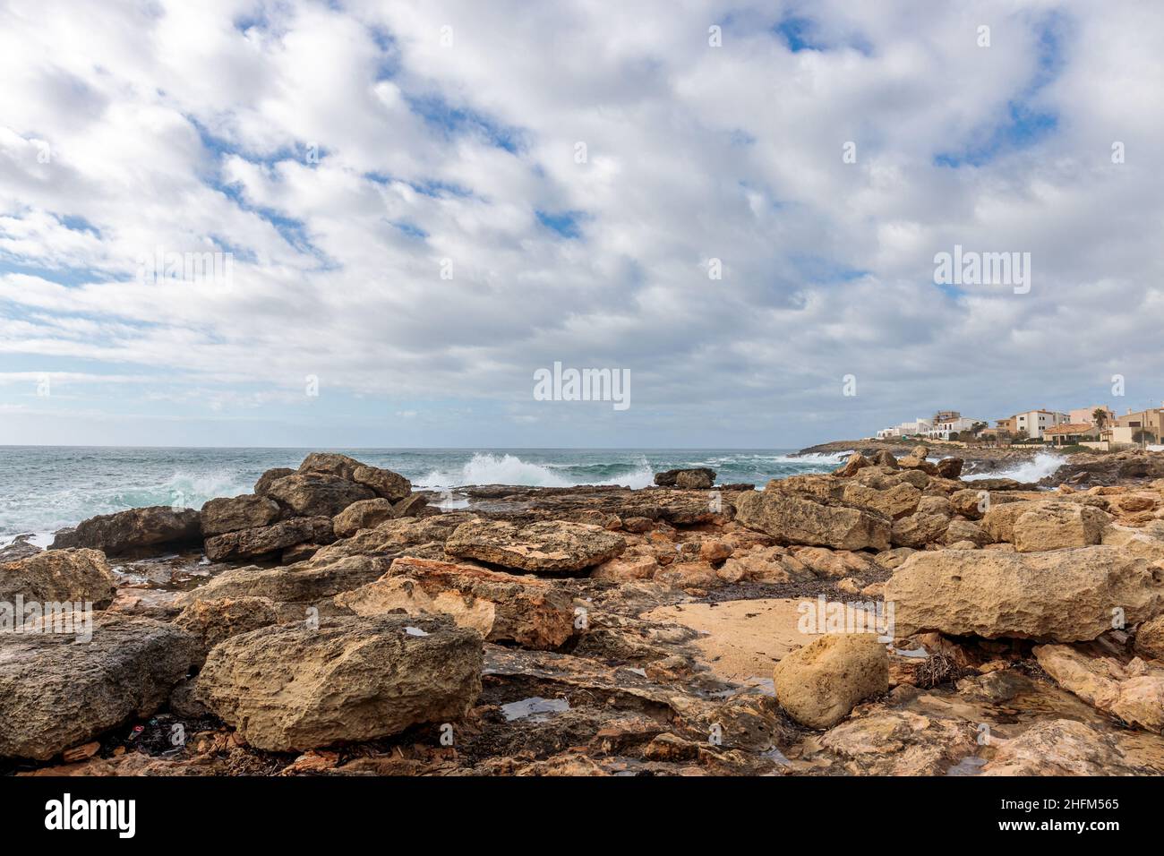 Costa rocciosa a Colònia de Sant Jordi, Maiorca, Isole Baleari, Spagna Foto Stock