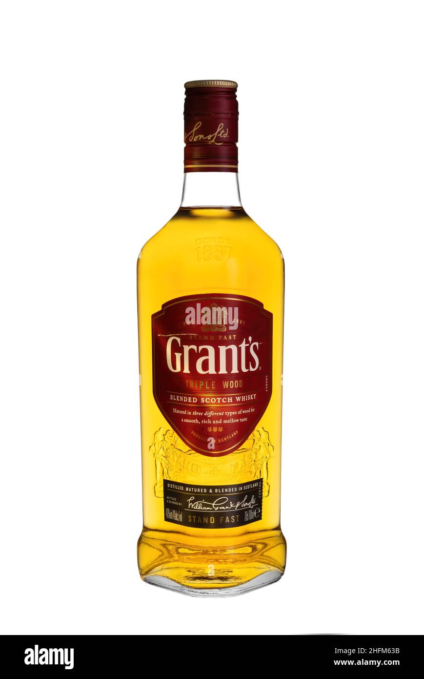 Bottiglia di vetro di Grants Blended scotch whisky isolato su sfondo bianco. Foto Stock