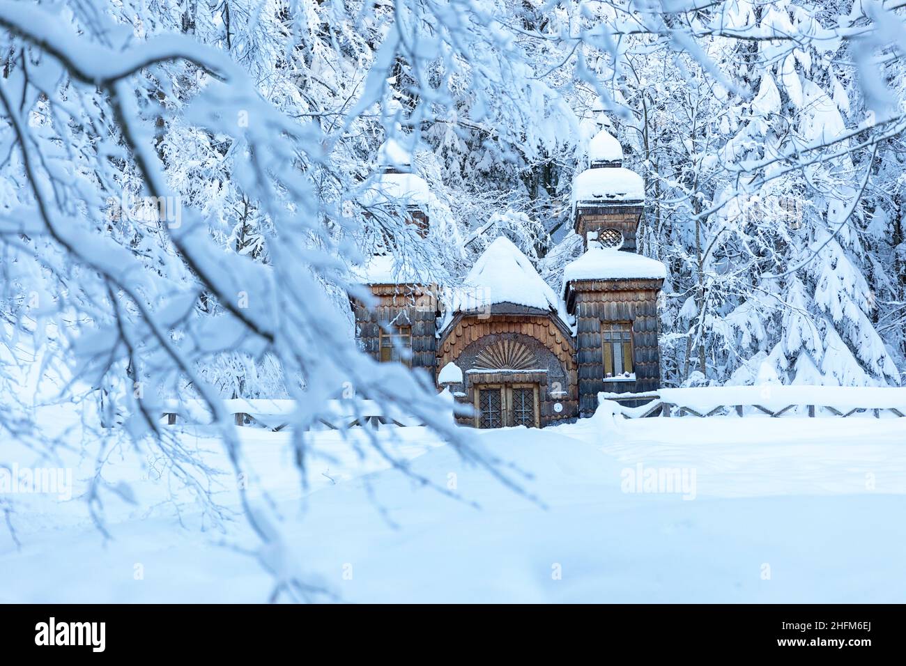 Cappella russa sul Passo Vršič innevata, Alpi Giulie, Slovenia Foto Stock
