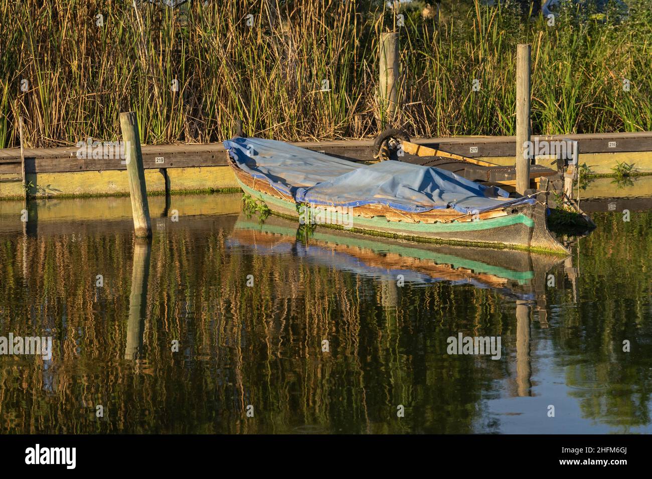 Catarroja porto tradizionale barche (molo) a Valencia Albufera al tramonto Foto Stock