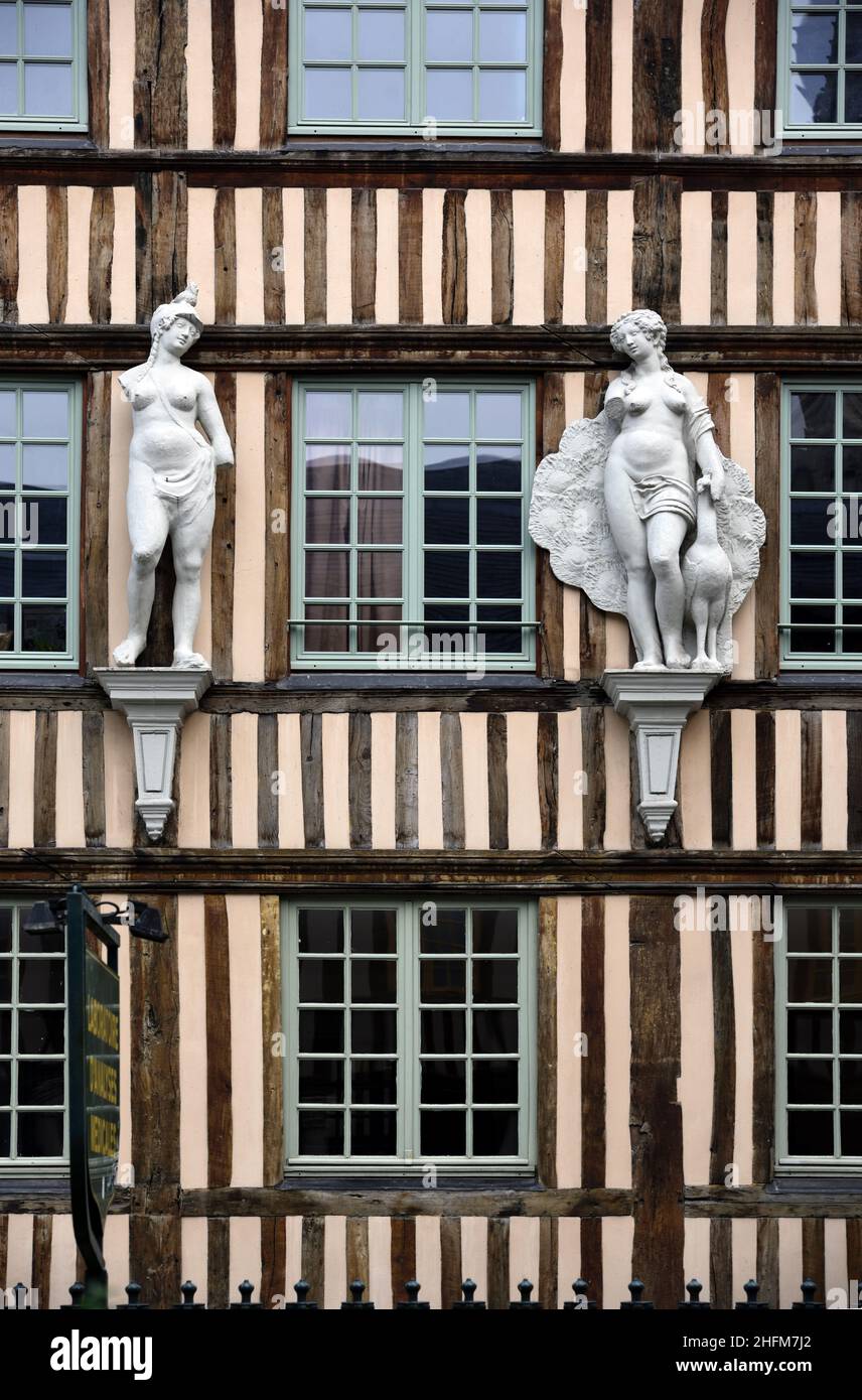 c17th Hotel d'Etancourt Townhouse, Mansion o edificio storico con struttura in legno e statue neoclassiche nel centro storico di Rouen Normandia Francia Foto Stock