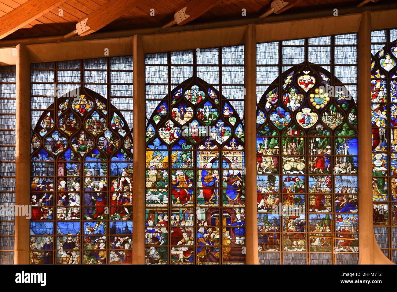 Interno modernista di Eglise Sainte-Jeanne-d'Arc o Giovanna d'Arco Chiesa, costruita nel 1979 da Louis Arretche, & c16th vetrate Rouen Normandia Fr Foto Stock