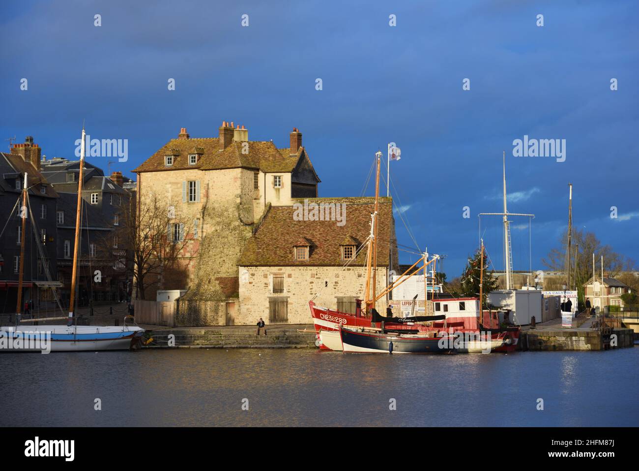 L'edificio fortificato la Lieutenance (c Oscar) vestigia delle mura o fortificazioni della città all'ingresso del Porto Vecchio o del Porto a Honfleur Normandia Francia Foto Stock