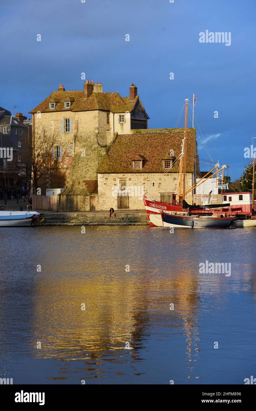 L'edificio fortificato la Lieutenance (c Oscar) vestigia delle mura o fortificazioni della città all'ingresso del Porto Vecchio o del Porto a Honfleur Normandia Francia Foto Stock