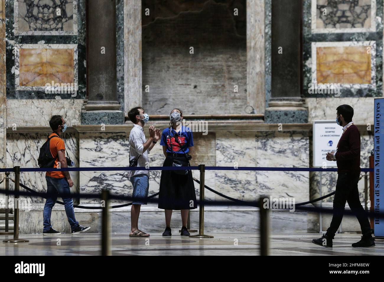 Cecilia Fabiano/LaPresse 09 giugno 2020 Roma News fase 2 : riapertura del Pantheon. Nella foto: Turisti in visita al vescovo di Santa Maria ai Martiri Foto Stock