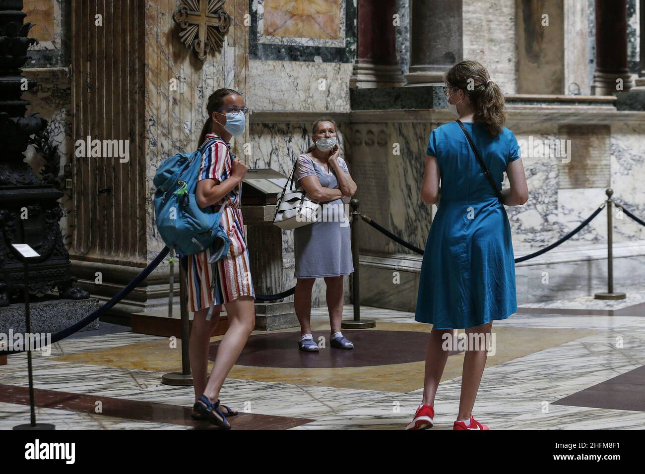 Cecilia Fabiano/LaPresse 09 giugno 2020 Roma News fase 2 : riapertura del Pantheon. Nella foto: Turisti in visita al vescovo di Santa Maria ai Martiri Foto Stock