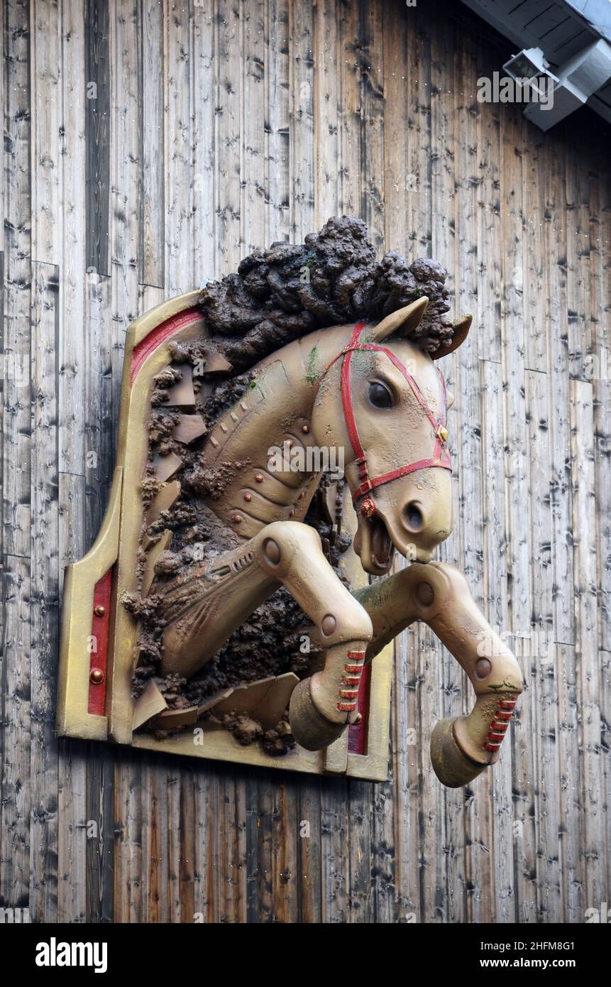 Legno Carving o legno Carving di cavallo sulla facciata di le Manège de Tilly Teatro Società Evreux Normandia Francia Foto Stock