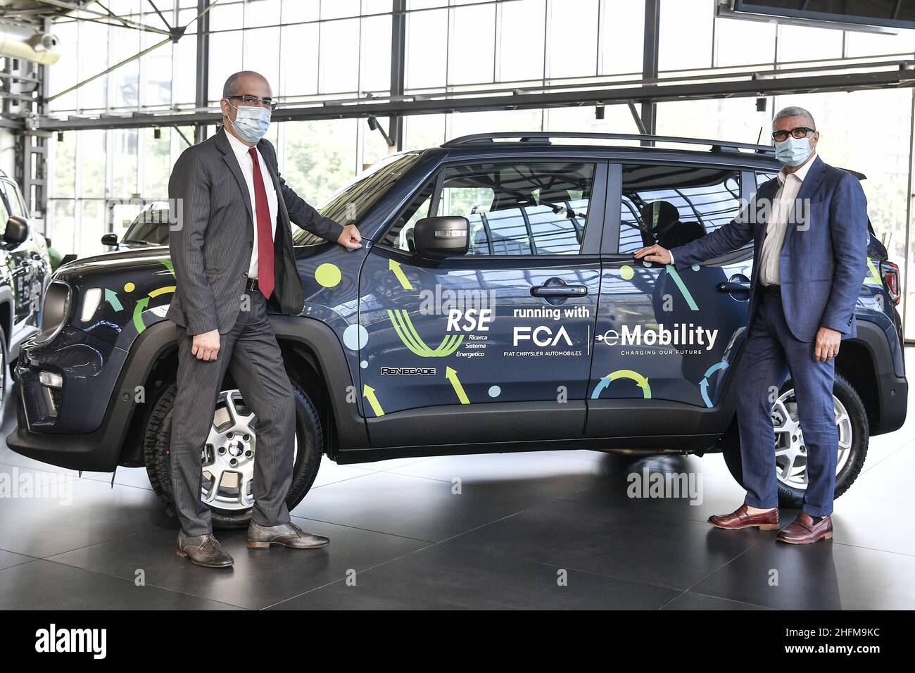 Foto Fabio Ferrari/LaPresse 15 Giugno 2020 Torino, Italia News insegna di due Jeep Renegade 4xe a RSE. Nella foto: Roberto di Stefano responsabile FCA eMobility. Maurizio Delfanti Amministratore Delegato di RSE. Foto Stock