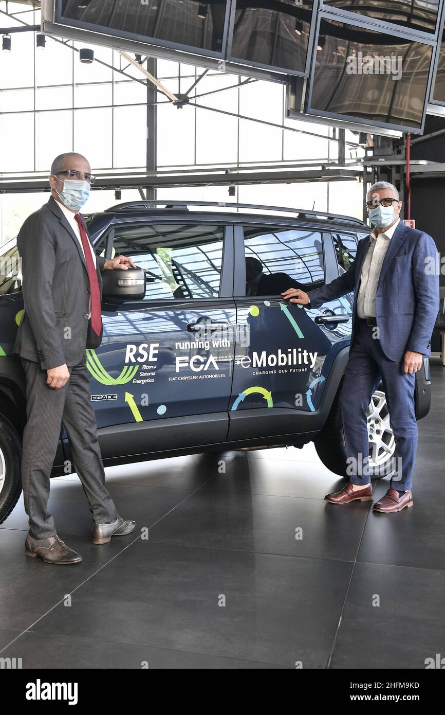 Foto Fabio Ferrari/LaPresse 15 Giugno 2020 Torino, Italia News insegna di due Jeep Renegade 4xe a RSE. Nella foto: Roberto di Stefano responsabile FCA eMobility. Maurizio Delfanti Amministratore Delegato di RSE. Foto Stock