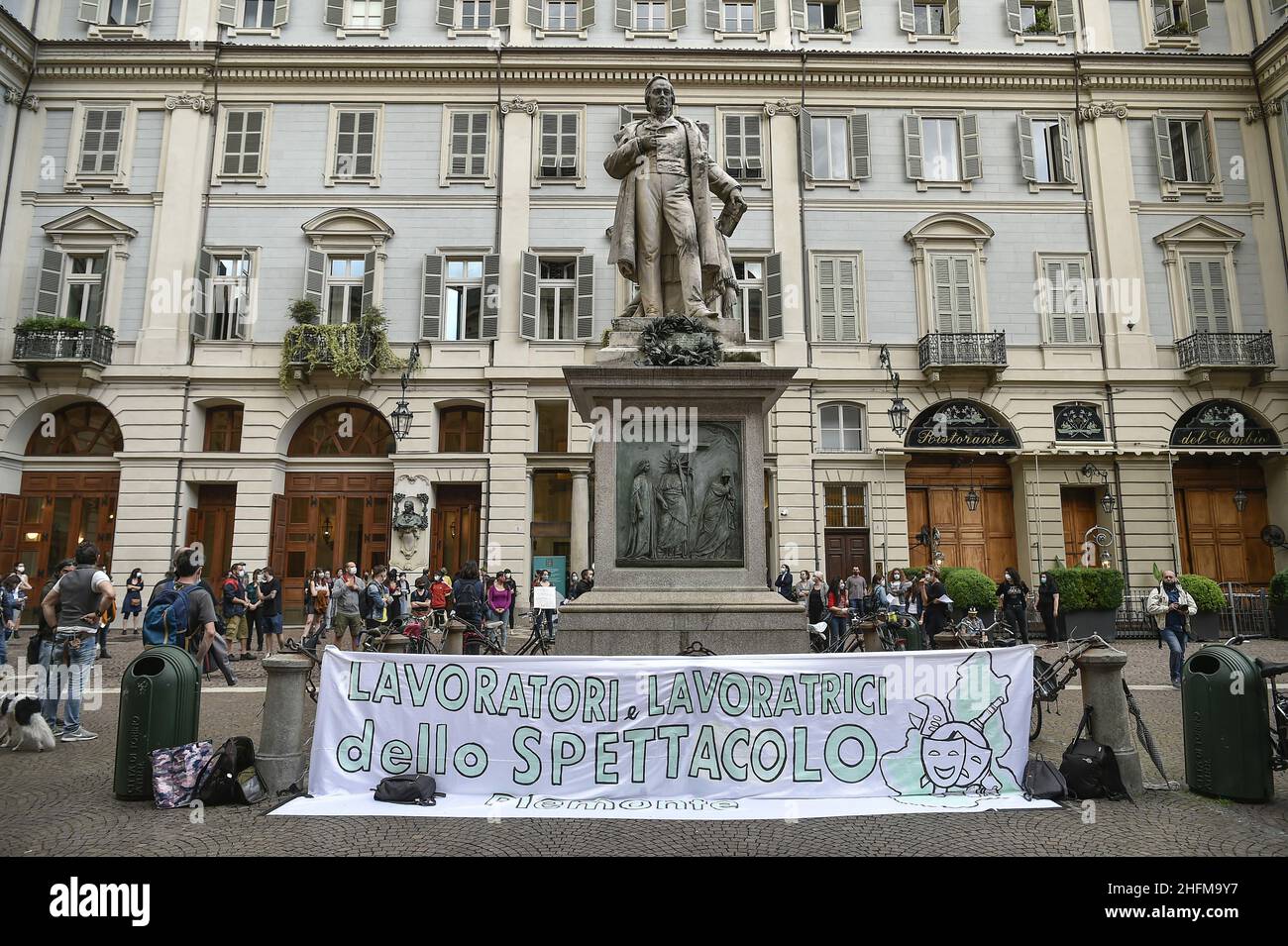 Fabio Ferrari/LaPresse 15 Giugno, 2020 Torino News COVID-19 Emergency (Coronavirus) - fase 3 - Sit-in degli operai e degli addetti alle attività di spettacolo, di fronte al Teatro Carignano, il giorno della riapertura dei teatri. Di fronte alla sede di Torino, in occasione dell'inaugurazione del programma estivo con il primo di "Intervista". Foto Stock