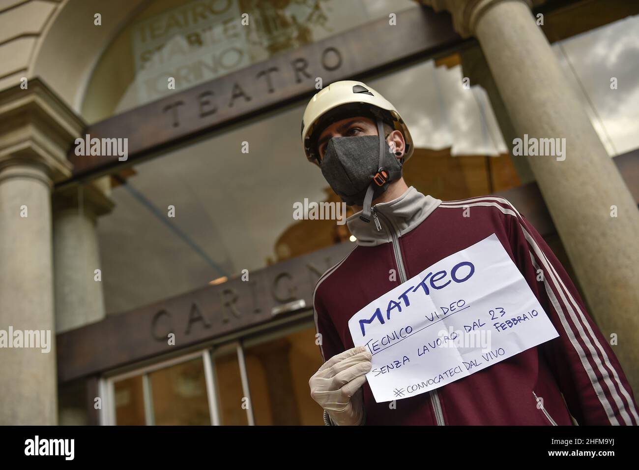 Fabio Ferrari/LaPresse 15 Giugno, 2020 Torino News COVID-19 Emergency (Coronavirus) - fase 3 - Sit-in degli operai e degli addetti alle attività di spettacolo, di fronte al Teatro Carignano, il giorno della riapertura dei teatri. Di fronte alla sede di Torino, in occasione dell'inaugurazione del programma estivo con il primo di "Intervista". Foto Stock