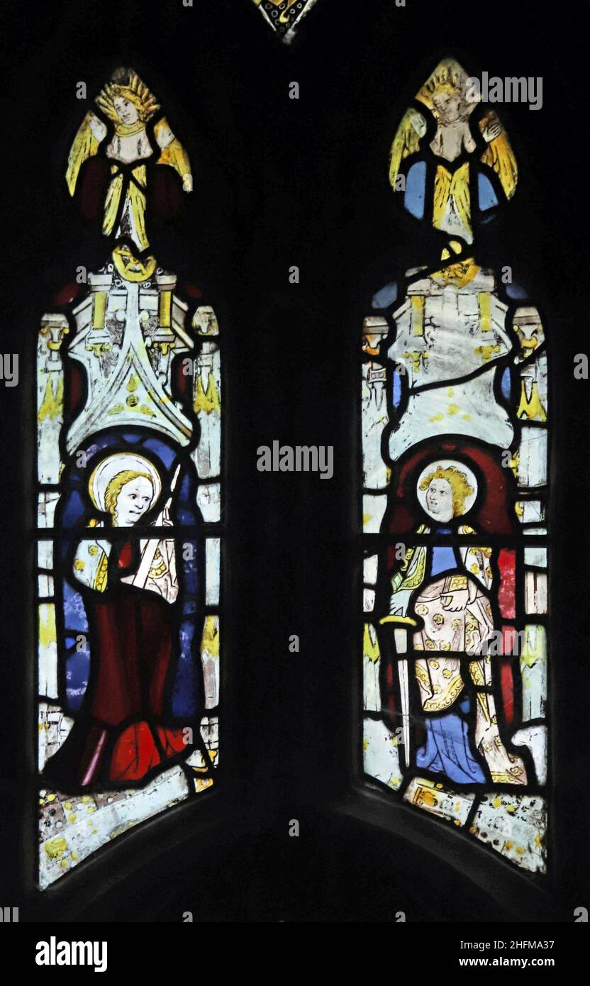 Finestre in vetro medievale, 15th secolo Female Saints; St John the Baptist Church, Stamford, Lincolnshire Foto Stock
