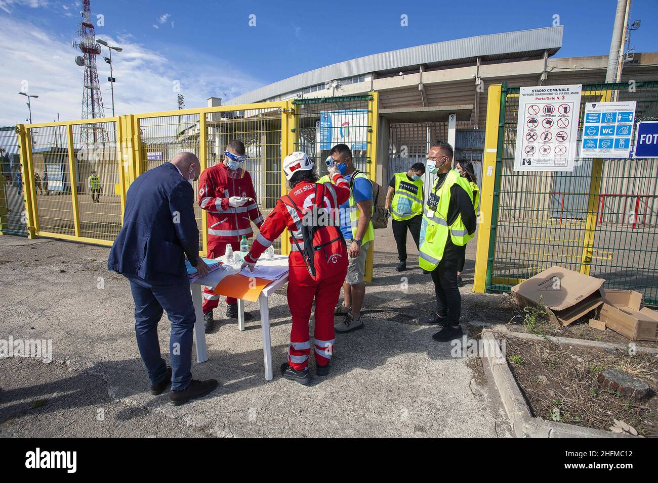 Donato Fasano/LaPresse 22 Giugno, 2020 Lecce, Italia sport soccer Lecce vs Milano - Campionato Italiano Calcio League A TIM 2019/2020 - Stadio Via del Mare. Nella foto: Controlli di sicurezza all'ingresso dello stadio da parte del CRI Foto Stock