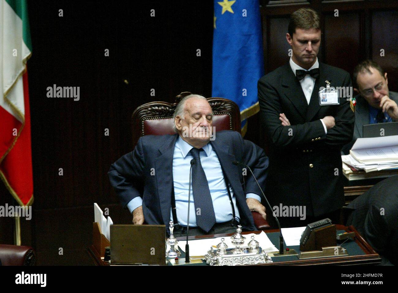 ©MAURO SCROBOGNA/LAPRESSE 22-04-2004 ROMA TELECAMERA POLITICA - INTRODUZIONE DEL PRODOTTO DI TORTURA NELL'ORDINAMENTO PENALE NELLA FOTO IL PRESIDENTE DELL'ASSEMBLEA ALFREDO BIONDI DURANTE LA DISCUSSIONE SEGUITA AL VOTO SULL'EMENDAMENTTO DELLA LECHE LE INTRODUCONO Foto Stock