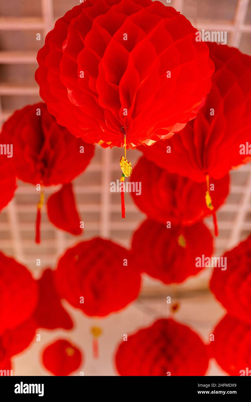 composizione astratta di lanterne di carta rossa appese ad un soffitto in thailandia, lanterne di carta decorativa rossa o decorazioni. Foto Stock