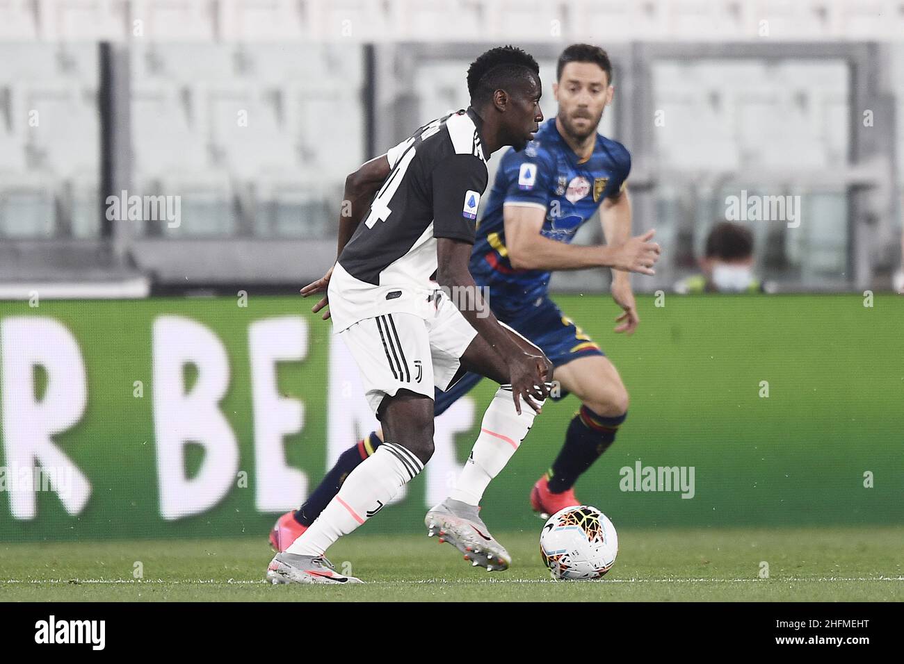 Foto LaPresse - Fabio Ferrari 26 Giugno 2020, Torino, Italia Sport Calcio Juventus FC vs Lecce - Campionato di calcio Serie A TIM 2019/2020 - Stadio Allianz. Nella foto:Blaise Maruidi (Juventus F.C.); 26 giugno 2020 Torino, Italia sport soccer Juventus FC vs Lecce - Campionato Italiano Calcio League A TIM 2019/2020 - Stadio Allianz. Nella foto:Blaise Materidi (Juventus F.C.); Foto Stock