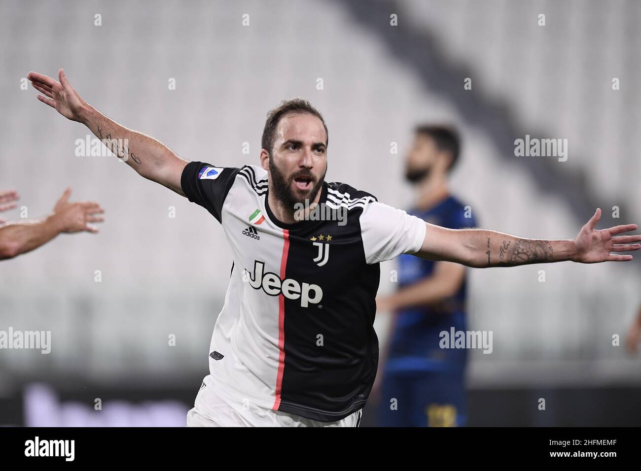 Foto LaPresse - Fabio Ferrari 26 Giugno 2020, Torino, Italia Sport Calcio Juventus FC vs Lecce - Campionato di calcio Serie A TIM 2019/2020 - Stadio Allianz. Nella foto:Gonzalo Higuain (Juventus F.C.); esulta dopo rete 3-0 26 giugno 2020 Torino, Italia sport soccer Juventus FC vs Lecce - Campionato Italiano di Calcio a TIM 2019/2020 - Stadio Allianz. Nella foto:Gonzalo Higuain (Juventus F.C.); festeggia dopo il gol 3-0 Foto Stock