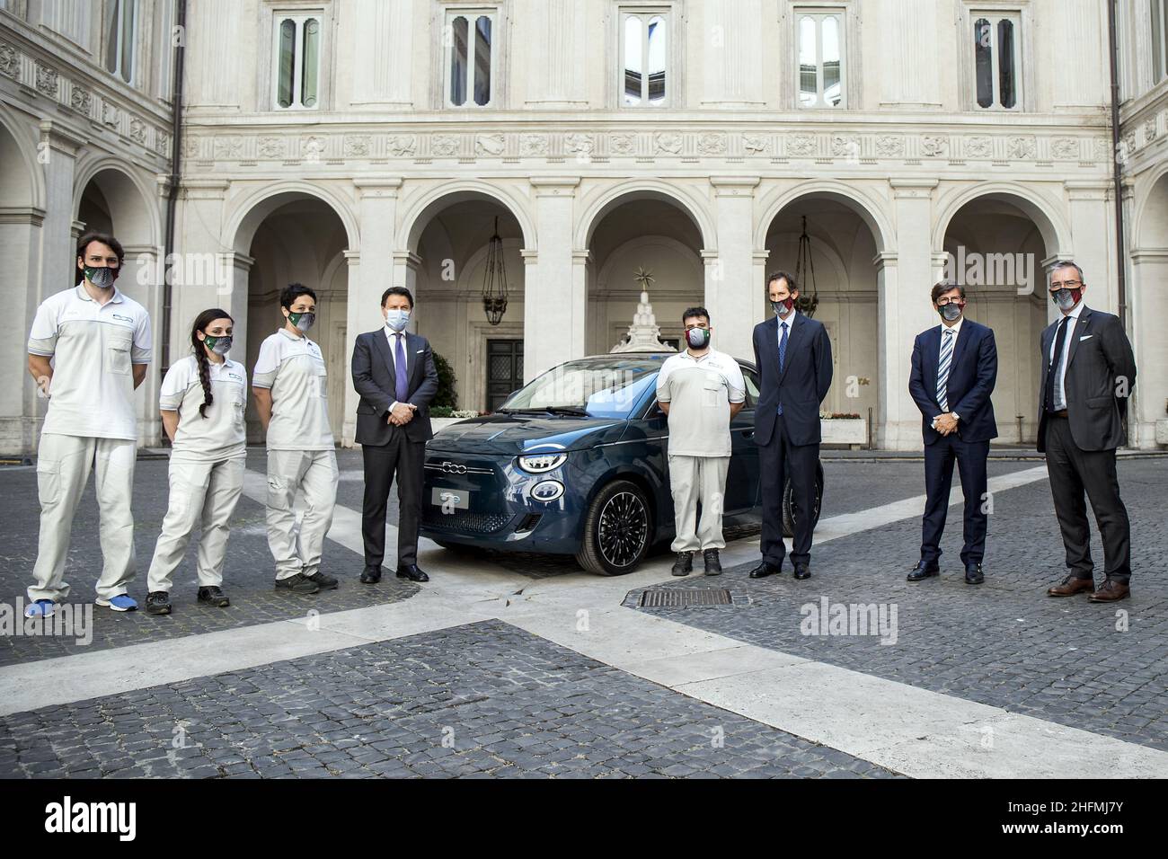 Roberto Monaldo / LaPresse 03-07-2020 Roma (Italia) Palazzo Chigi - Presentazione della nuova Fiat elettrica 500 al primo Ministro Giuseppe Conte nella foto Giuseppe Conte, John Elkann, Oliver Francois, Pietro Gorlier Foto Stock