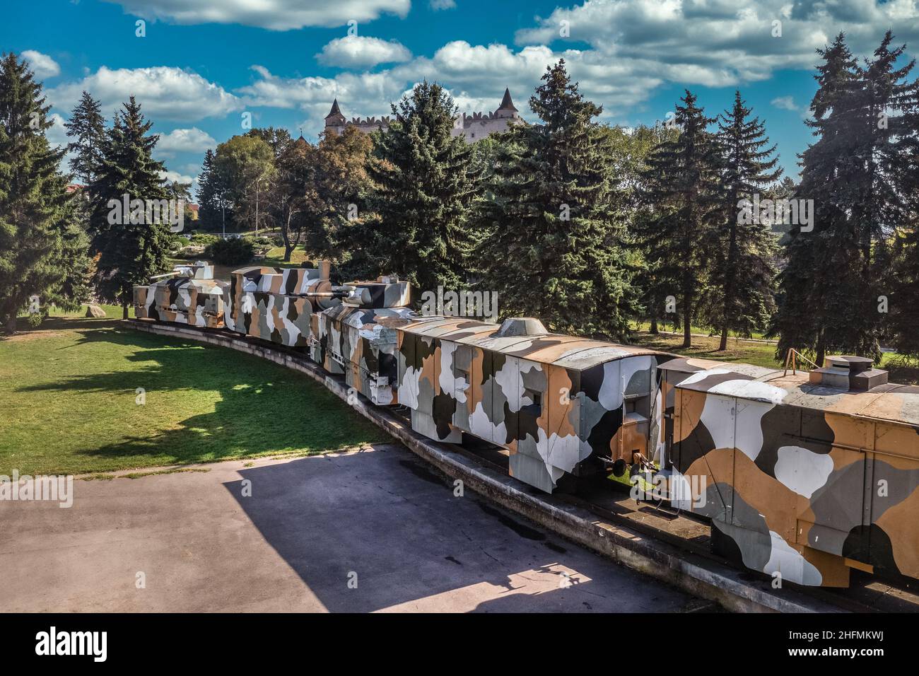 Veduta aerea della prima guerra mondiale treno mimetizzato usato dai soldati comunisti di fronte al castello di Zvolen Foto Stock