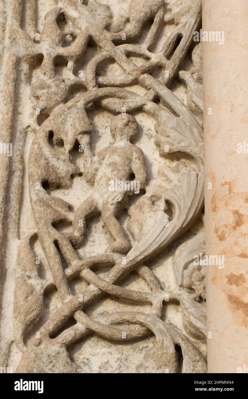 Una figura umana e motivi vegetali - Cattedrale di San Ciriaco il Martire, un mix di stile romanico, bizantino e gotico - Ancona, Marche, Italia Foto Stock