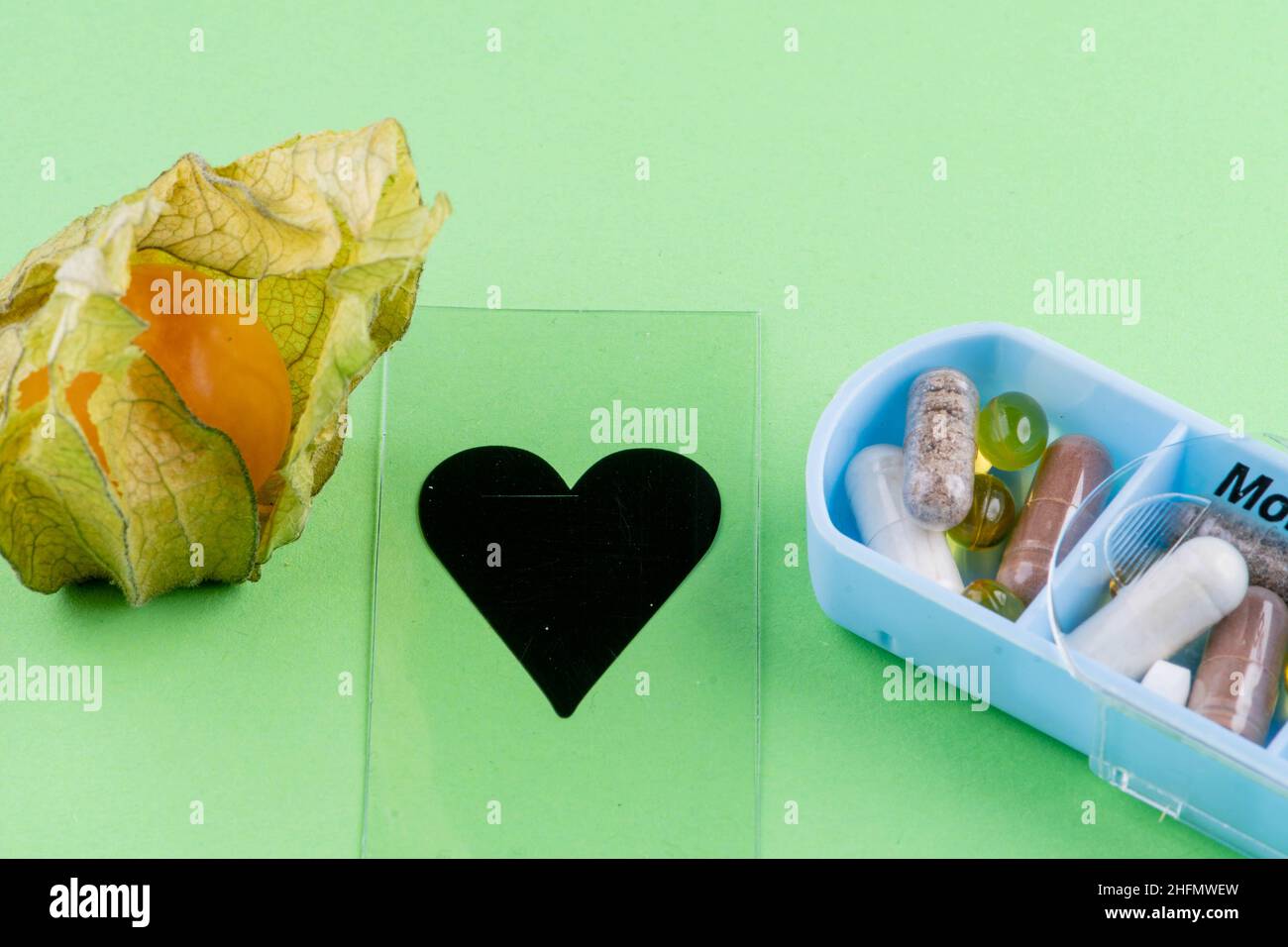 Physalis con cuore e scatola di dosaggio della compressa riempita Foto Stock