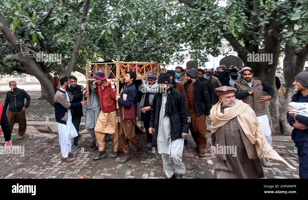 Le preghiere funerarie del Rasheed Naz, film dei veterani e star della TV che sono offerte, a Eidgah a Peshawar il lunedì 17 gennaio 2022. Il film veterano e la stella televisiva Rasheed Naz è morto lunedì mattina all'età di 73 anni, la sua famiglia ha confermato. Foto Stock