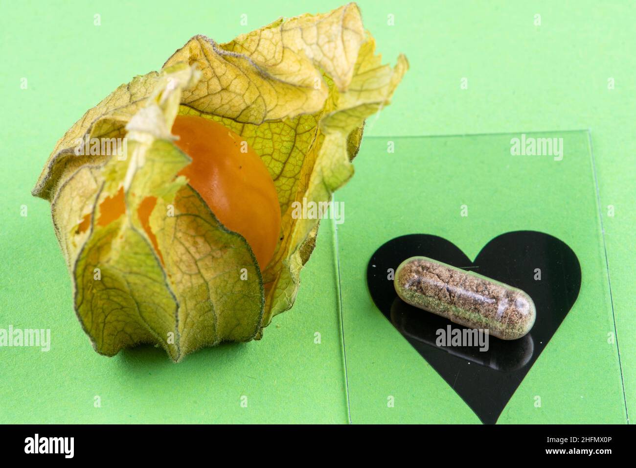 Physalis con cuore e scatola di dosaggio della compressa riempita Foto Stock