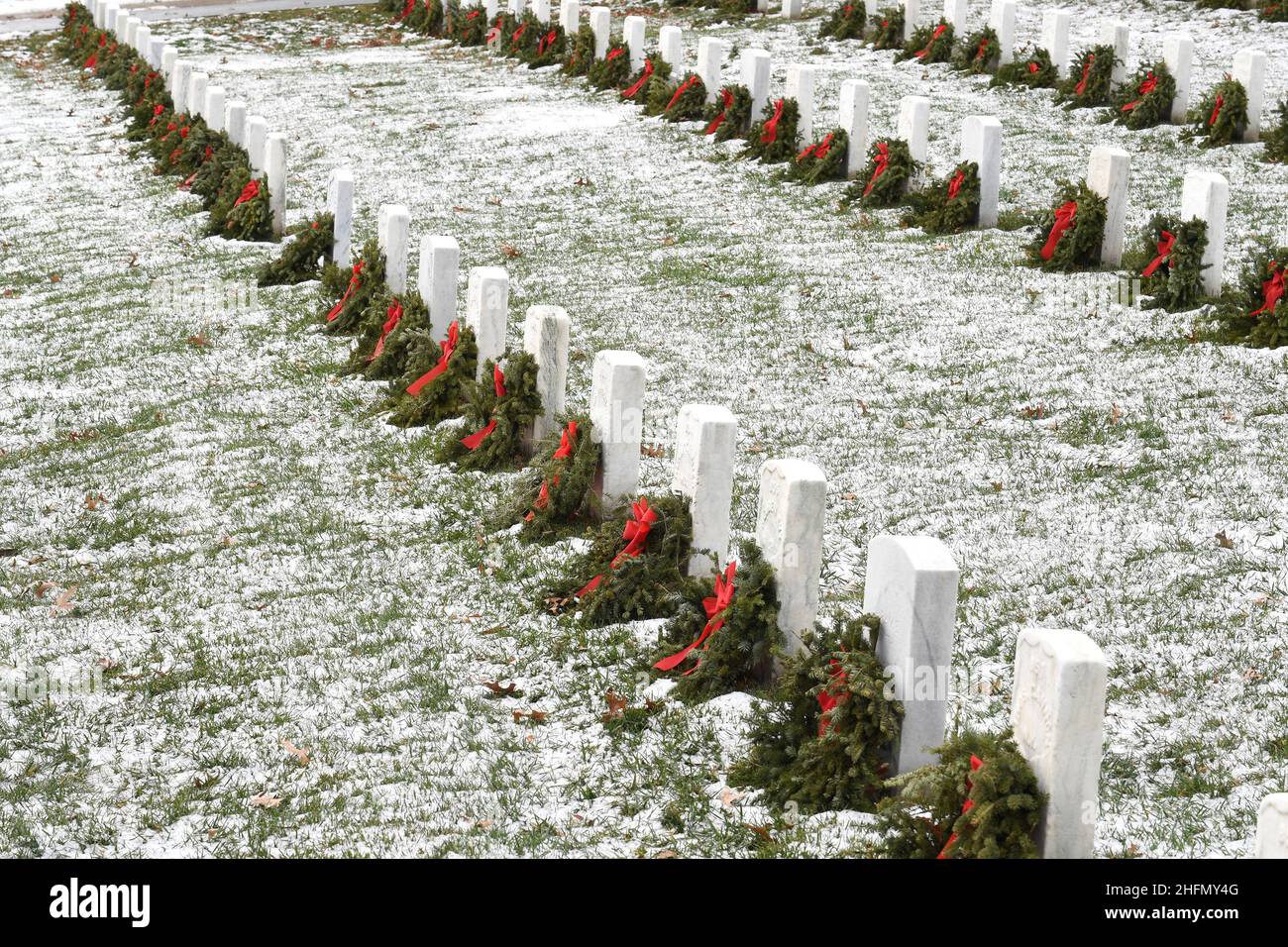 Le corone di Natale adornano le pietre del cimitero nazionale di Arlington dopo una notte tempesta, in Arlington, Virginia, Stati Uniti, gennaio 17, 2022. REUTERS/Mike Theiler Foto Stock