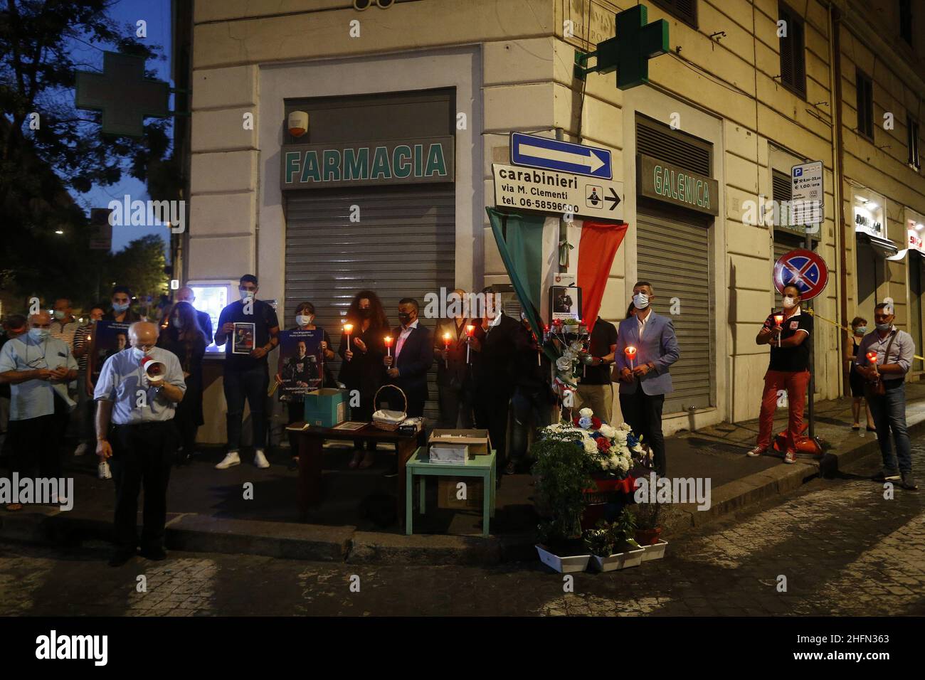 Cecilia Fabiano/LaPresse Luglio 24 , 2020 Roma (Italia) News &#xab;da non dimenticare Mario&#xbb; fiaccolata in via Pietro cosa dove il carabiniere Mario Cerciello Rega è stato ucciso nella foto : persone in cerimonia Foto Stock