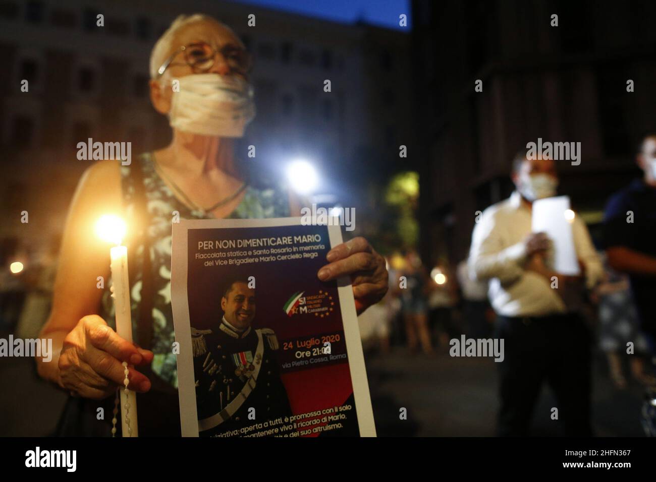 Cecilia Fabiano/LaPresse Luglio 24 , 2020 Roma (Italia) News &#xab;da non dimenticare Mario&#xbb; fiaccolata in via Pietro cosa dove il carabiniere Mario Cerciello Rega è stato ucciso nella foto : persone in cerimonia Foto Stock