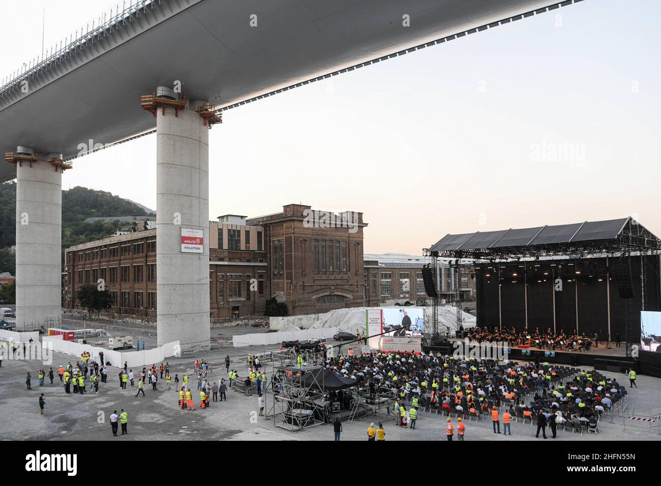 Piero Crociatti / LaPresse 27/07/2020 - Genova News &#x2018;il nuovo Ponte di Genova: Costruiamo il futuro&#x2019; Concerto ai piedi del nuovo Ponte di Genova. Un omaggio a uomini e donne che hanno lavorato sul cantiere nella foto: &#x2018;il nuovo Ponte di Genova: Costruiamo il futuro&#x2019; concerto celebrato dal Maestro Antonio Pappano che dirige l'Orchestra dell'Accademia Nazionale di Santa Cecilia Foto Stock