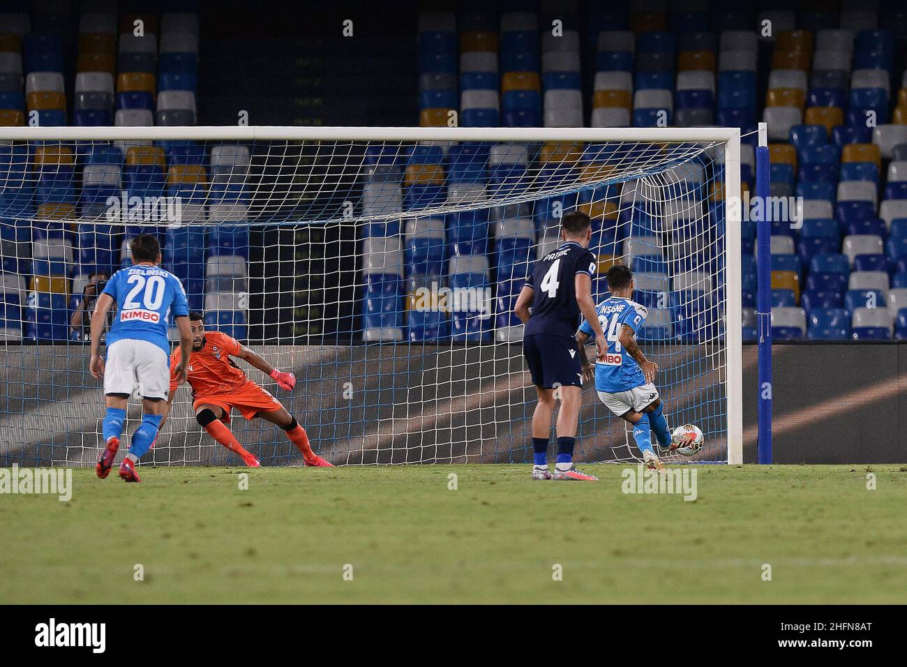 Cafaro/LaPresse 1 agosto 2020 Napoli, Italia sport soccer Napoli vs Lazio - Campionato Italiano Calcio a TIM 2019/2020 - Stadio San Paolo. Nella foto: Lorenzo Insigne (SSC Napoli) segna il traguardo 2-1. Foto Stock