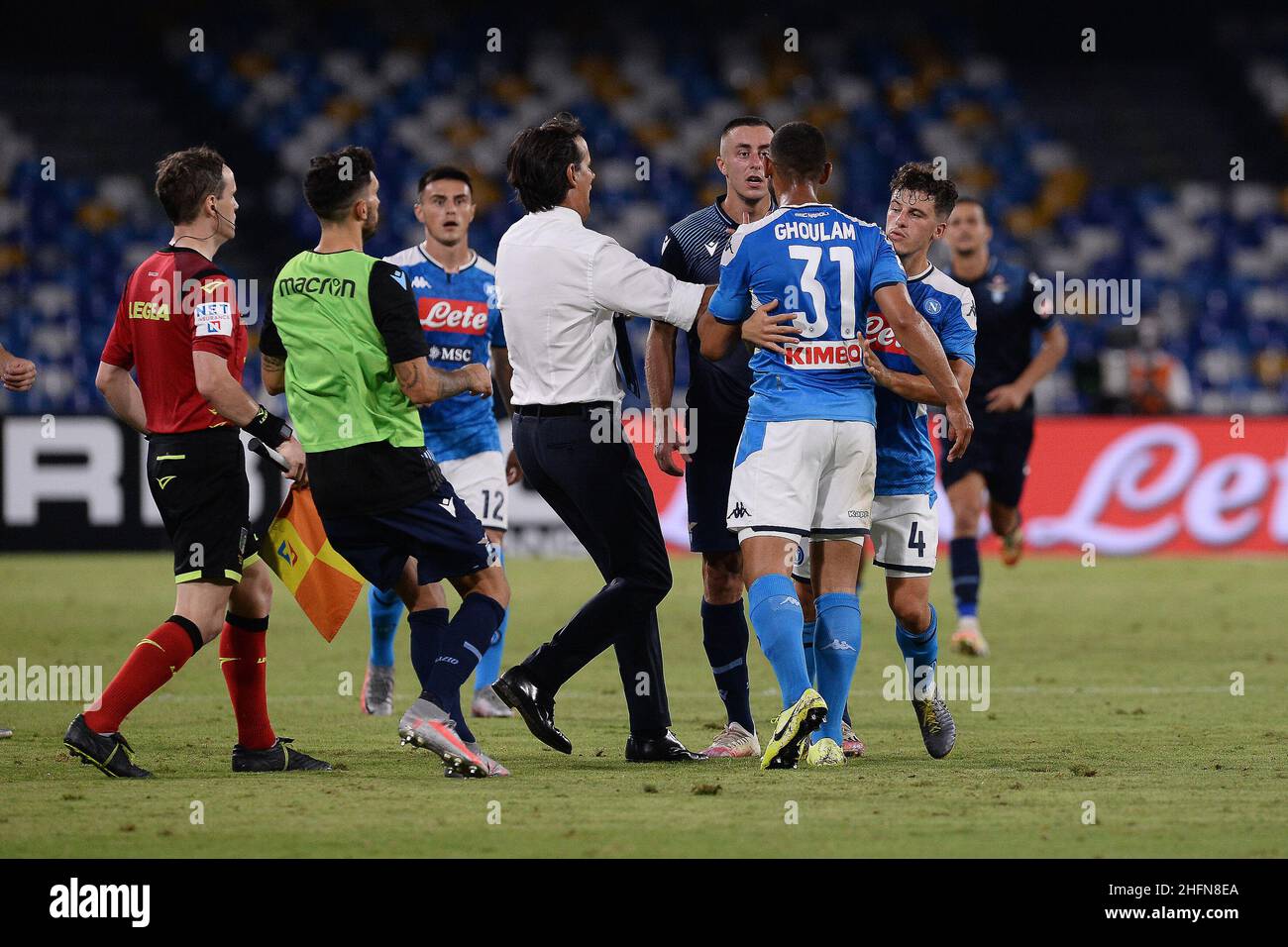 Cafaro/LaPresse 1 agosto 2020 Napoli, Italia sport soccer Napoli vs Lazio - Campionato Italiano Calcio a TIM 2019/2020 - Stadio San Paolo. Nella foto: Simone Inzaghi, direttore della S.S. Lazio discute con Faouzi Ghoulam (SSC Napoli). Foto Stock