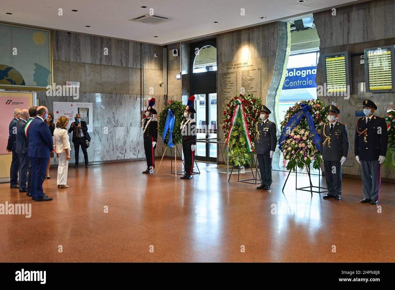 Massimo Paolone/LaPresse 2 agosto 2020 Bologna News 40th anniversario del massacro alla stazione di Bologna il 2 agosto 1980 nella foto: Vito Crimi, Maria Elisabetta Alberti Casellati, Virginio Merola, Paolo Bolognesi e Stefano Bonaccini durante la deposizione della corona in memoria delle vittime del massacro Foto Stock