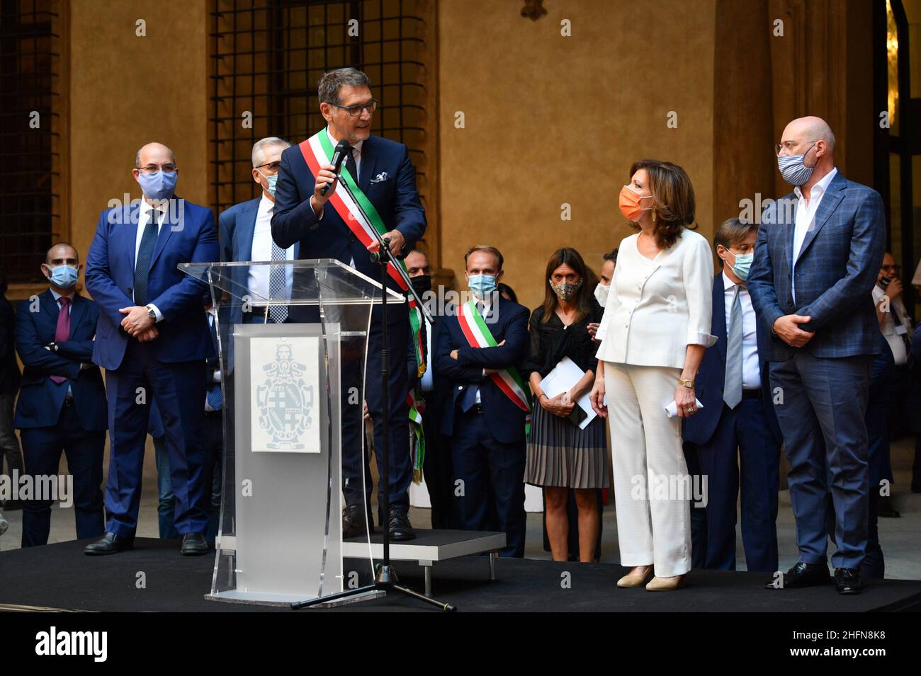 Massimo Paolone/LaPresse 2 agosto 2020 Bologna News 40th anniversario del massacro alla stazione di Bologna il 2 agosto 1980 nella foto: Vito Crimi, Maria Elisabetta Alberti Casellati, Virginio Merola, Paolo Bolognesi e Stefano Bonaccini durante l'incontro con le famiglie delle vittime a Palazzo D'Accursio Foto Stock