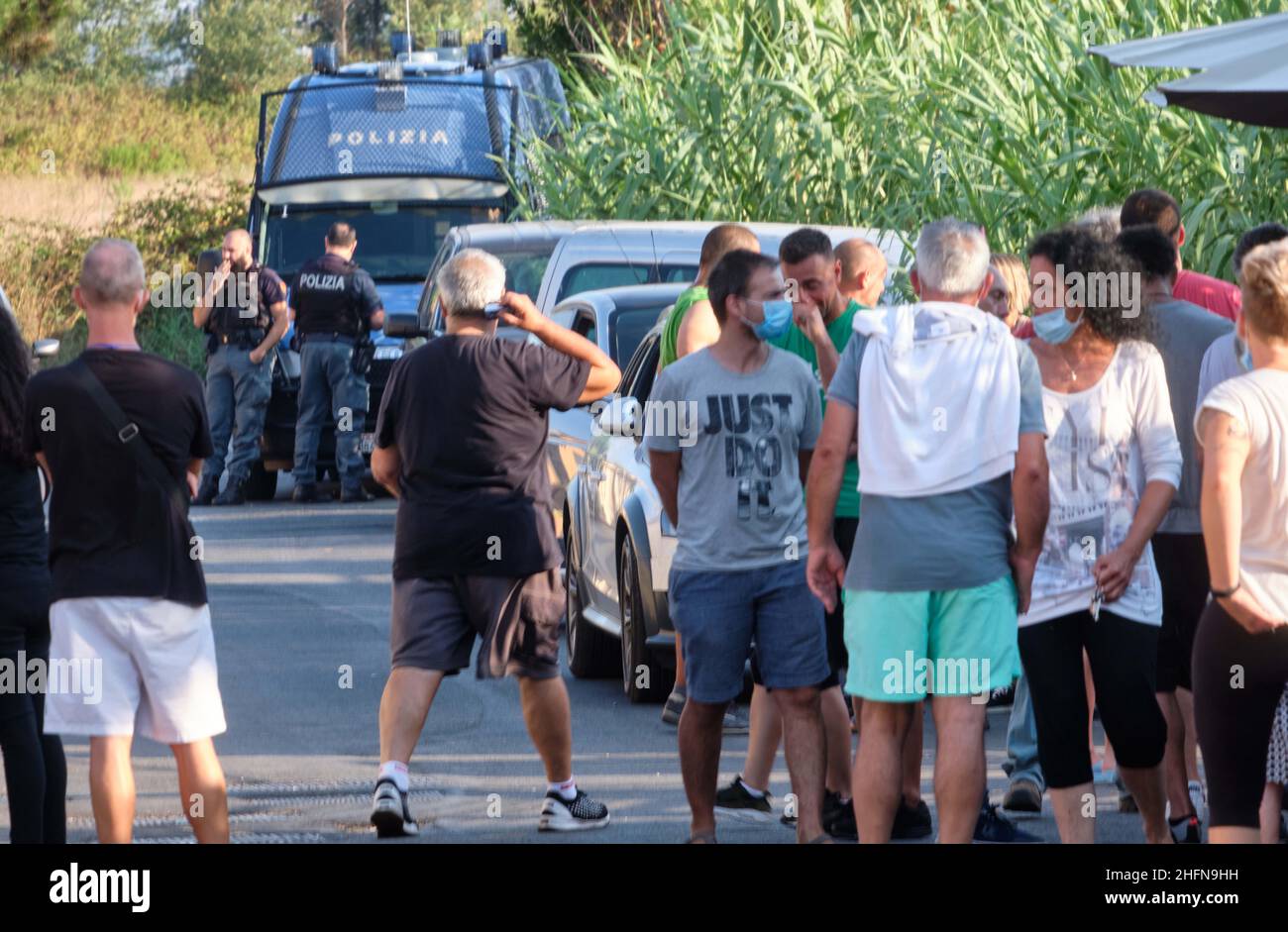 Mauro Scrobogna /LaPresse 03 agosto 2020&#xa0; Acilia (Roma), Italia Notizie protesta contro 5G nella foto: La guarnigione di residenti in Acilia in Vicolo dei Monti di San Paolo mobilitato per paura di installare un'antenna 5G a pochi metri dalle loro case Foto Stock