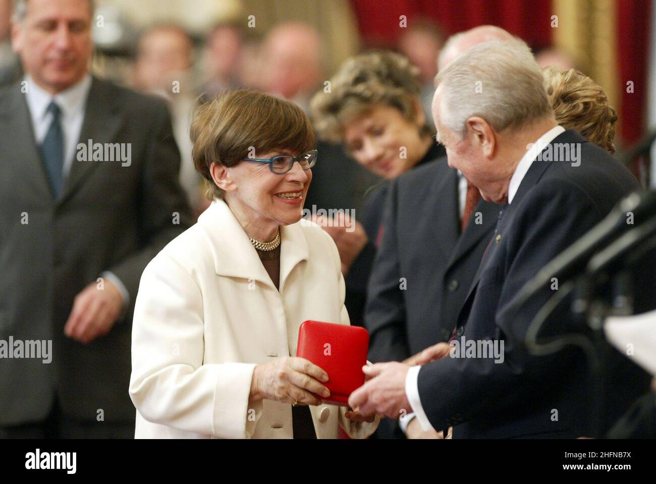 ©MAURO SCROBOGNA/LAPRESSE 10-02-2004 ROMA POLITICA QUIRINALE - PREMI DE SICA NELLA FOTO IL PRESIDENTE DELLA REPUBBLICA CARLO AZEGLIO CIAMPI CON FRANCA VALERI Foto Stock