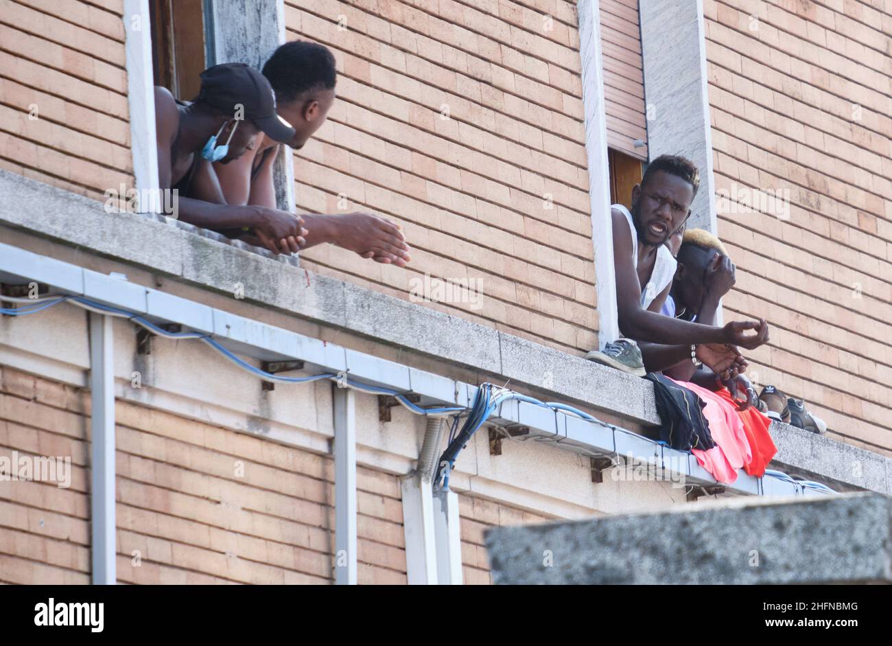 Mauro Scrobogna /LaPresse 12 agosto 2020&#xa0; Casier (TV) , Italia Notizie immigrazione clandestina - percorso balcanico nella foto: Ex caserma Serena, nei pressi di Treviso, messa in quarantena per alcuni giorni a causa della positività del migrante ospitato nel virus Covid 19 test sono effettuati su ospiti e collaboratori del centro. Sotto stretta sorveglianza a causa di precedenti proteste da parte dei migranti. Foto Stock