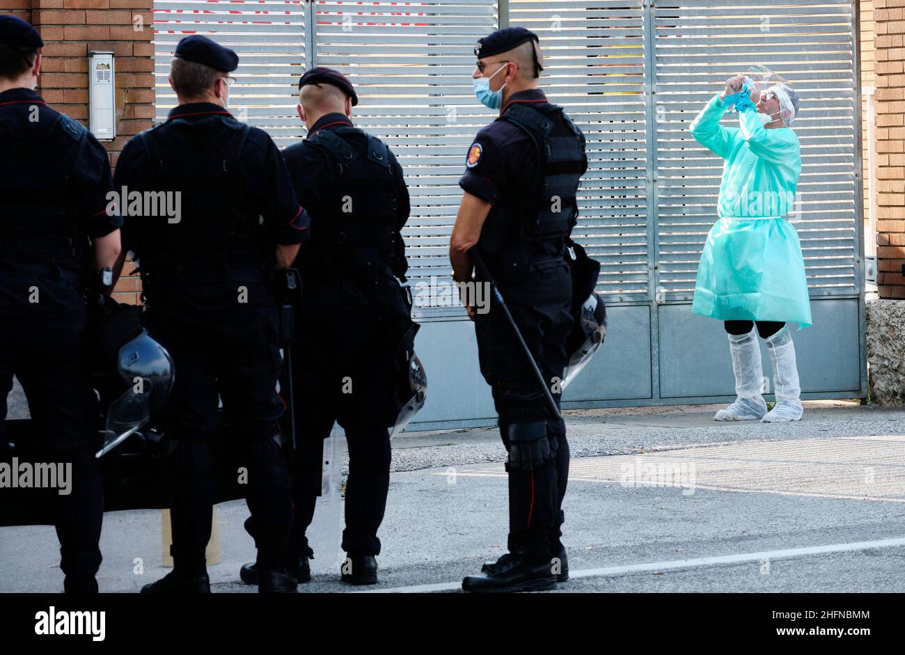 Mauro Scrobogna /LaPresse 12 agosto 2020&#xa0; Casier (TV) , Italia Notizie immigrazione clandestina - percorso balcanico nella foto: Ex caserma Serena, nei pressi di Treviso, messa in quarantena per alcuni giorni a causa della positività del migrante ospitato nel virus Covid 19 test sono effettuati su ospiti e collaboratori del centro. Sotto stretta sorveglianza a causa di precedenti proteste da parte dei migranti. Foto Stock